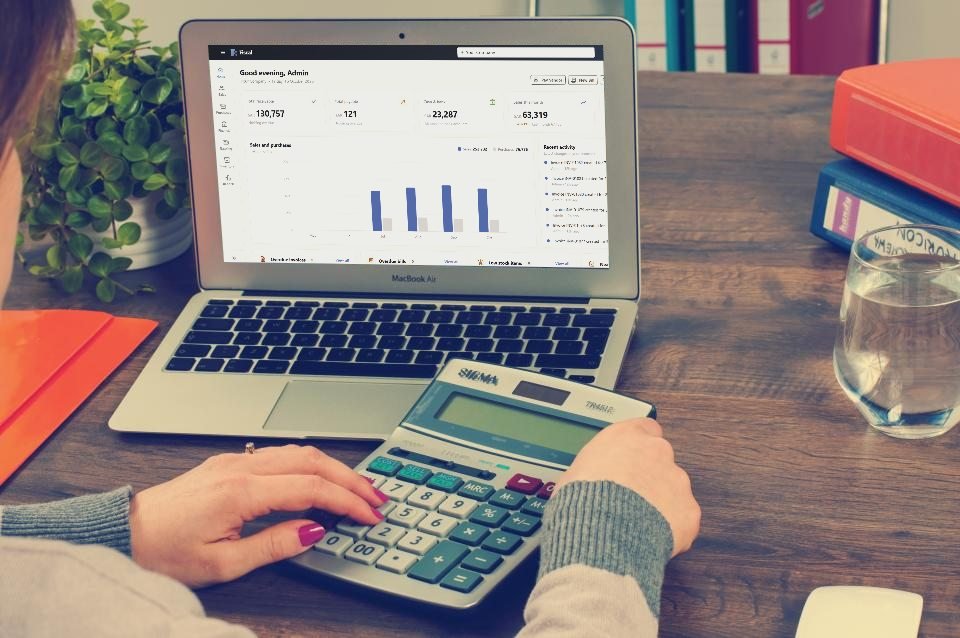 محاسبة تستخدم آلة حاسبة وتعمل على Fiscal في حاسوب محمول