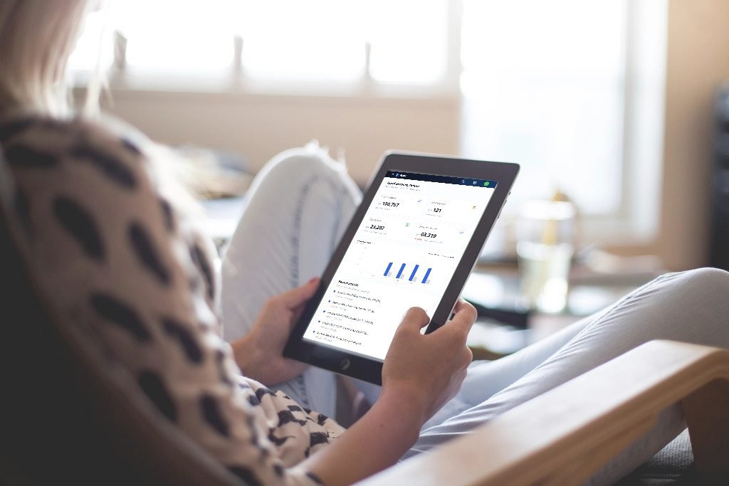 صاحبة عمل تتابع لوحة معلومات Fiscal على جهاز لوحي